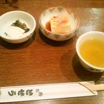 駒形どぜう - 香の物、小鉢、お茶です。