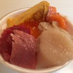 青森魚菜センター - のっけ丼(税込1080円)