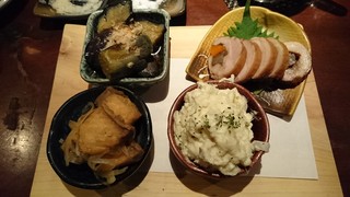 Godaimekuradainingusakatayashouten - ◎4種盛り　800円　これは、お勧め！　ポテトサラダ、八幡巻、ナス揚げびたし、白身魚の南蛮漬け