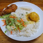 ディナーのセット（1100円）のライス、サラダ、フライドチキン、玉子カレー