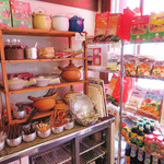 Asian Marche - 店内にも、雑貨と食材が販売されています。
      