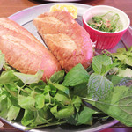 Asian Marche - ベトナムサンドイッチ(バインミー)のセット850円。ハーブ各種が沢山添えられてます。