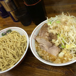 ラーメン二郎 - つけ麺 右はこんなに多いけど具とスープのみw さすが二郎！