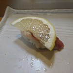 大寿司 - ホッキ？レモンを数回　塗った後に食べます