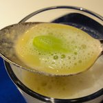 カンテサンス - 01 Soupe Feve 焼きそら豆と そら豆の冷たいスープ