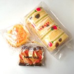 タカセ パン・洋菓子コーナー - マドレーヌ・レーズンロール・アーモンドチュイル