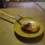 いろり山賊 - 続いて食べようとした山賊焼きは、タレを絡めた鶏もも肉を豪快に囲炉裏で焼き上げたもので