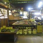 いろり山賊 - いろり山賊の店内へと進むと、店名の通りいろりが店内に設置され、実際に肉料理をこの囲炉裏で調理しているようです。