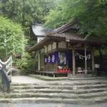 いろり山賊 - 野外席エリアには何故か神社が。