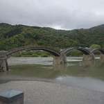 開店時間が9.30ということもあって、いろり山賊玖珂店方面へ向かうバスも停車する錦帯橋へ移動。