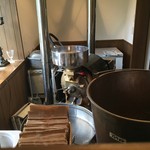 カフェ・ル・プティ・ニ・トロワ - 自家焙煎室