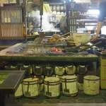 いろり山賊 - 人気店とあって平日の午前中でも利用する方が多く、囲炉裏がフル稼働していました。