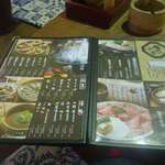 いろり山賊 - _DSC1879
      皇牛を使った料理、山菜メニュー、漬け物