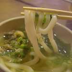 いろり山賊 - 透明感のあるスッキリとした出汁と、程よくコシのある麺がしっかりマッチ！具の柔らかく煮込まれたお肉も中々の美味しさです。