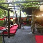 いろり山賊 - 他の席としては、室内席近くには屋根付きの野外席や