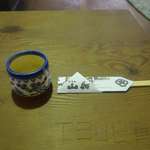 いろり山賊 - しばしお茶を飲んで料理が出来上がるのを待つことにします。