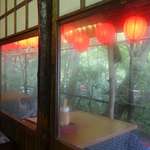 いろり山賊 - この時間は野外席はまだ準備出来ていないということで、部屋の中から野外席の様子を見ていると