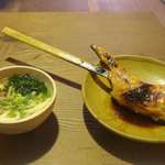 いろり山賊 - 程なくして山賊焼き700円、山賊一口うどん360円が運ばれてきました。