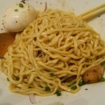 豚骨まぜそば KOZOU+ - 豚骨まぜそばをまぜまぜした後、麺の天地返し♪