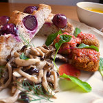ノワイヨ - ぶどうとクルミのフォカッチャ、きのこのタラゴンマリネ、ひよこ豆のクロケット（ランチ）