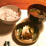 空 - 〆は五穀米とシジミの味噌汁、お新香