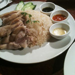 海南チキンライス 夢飯 - ソースをそれぞれかけて食べるのがおいしい！