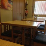 お家のごはん かれん - H.28.6.14.昼 テーブル席は4人掛け×2・2人掛け×1