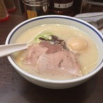 元祖 名島亭 - ラー博は俺の社員食堂。  ミニ築炉釜出しとんこつラーメソ！  トッピング無料券をいただいたので、味玉♡  あっさりだけど旨味しっかり。イイね！  
