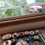 Rama - 窓際のソファー席はマッタリできます。