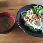 ヴィーガンズ カフェ アンド レストラン - 納豆丼とセットの味噌汁