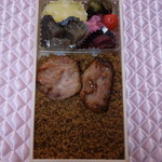 有限会社 九十九鶏本舗 - 今回は3種類ある九十九鶏弁当でも1番シンプルなタイプを購入850円（税込）