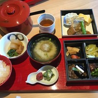 日本料理 鳥羽別邸 華暦 - 華暦での朝食膳は、夕食で食べても良いと思うほど素晴らしい物だ
