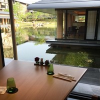 日本料理 鳥羽別邸 華暦 - この日は中庭側の窓際の席に案内されました
                向かい側に見える席は、浮殿の離れになっている場所だ