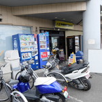 ラーメン二郎 - 外観（バイク置場は裏にあり）