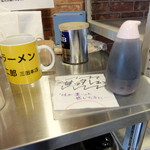 ラーメン二郎 - 冷水器上の調味料