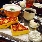 CAFE AALIYA - フレンチトーストセット。夜も食べれます！880円。