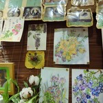 店内は花の絵で埋め尽くされています。