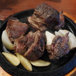 レストラン アミーゴ - ラバディージャ（モモ肉の炭火焼きステーキ）＆アサード（骨付きのカルビ肉）