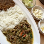 カレー スーパー スター - ダブルのせカレー、セットのサラダとヨーグルト＋トッピングのチーズ