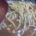 家系総本山 ラーメン 吉村家 - ラーメン　麺アップ