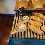 もりのこむぎ - 店内　フランスパンのチーズ入り