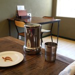 ジャド プール - お水差しとお茶請けです。