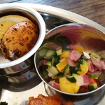 ジャド プール - ヘルシーサラダとスパイシー味付きゆで卵です。