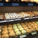 Natural Bread Bakery - メロンパンが豊富