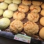 Natural Bread Bakery - ピーナッツメロンパン190円