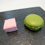 ナチュール・エ・サンス - 抹茶のマカロン、フランボワーズのギモーブ