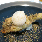 海老詰め花ズッキーニのフリット　香り豊かなスパイス風味と海老のビスクの泡を添えて