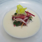 新玉葱のヴィシソワーズスープ　真鯛のタルタルライム風味とともに