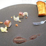 ナチュール・エ・サンス - フォアグラテリーヌとドライフルーツのパルマ産生ハム巻き チョコレートのヴィネガーソース