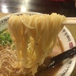 中華そば･酒処 まる家 - 麺は茹で時間が長いのか少し柔らかめ
